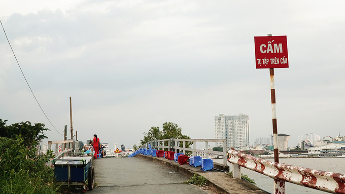 Cây cầu xi măng nhỏ là hình ảnh được nhiều bạn trẻ ghi lại trong các bức hình. Tuy có biển báo cấm tụ tập trên cầu, bàn ghế vẫn được bày ra cho khách ngồi. Theo ghi nhận, nơi đây thường xuyên có lực lượng trật tự xã hội đi tuần.