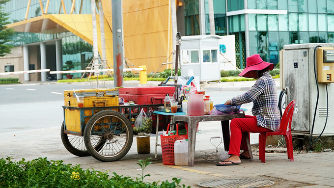 Các hàng quán cũng bắt đầu xuất hiện sau đó. Cứ mỗi buổi chiều, cô Hai, một trong những người kinh doanh đầu tiên tại đây, lại cùng người thân dọn hàng ra. Cô cho biết cách đây 5 năm, khu vực nóc hầm rất thưa thớt người. "Chủ yếu là người qua đường chứ hầu như không có ai hẹn nhau ra đây", cô Hai nhớ lại.