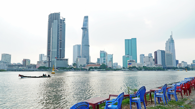 Thời điểm từ 18h là lúc khách bắt đầu đông dần và thường kín chỗ vào khoảng 19h. Nếu không thích ngồi sát sông, bạn có thể chuẩn bị bạt hoặc miếng lót rồi ngồi ở khu vực gần đó.
