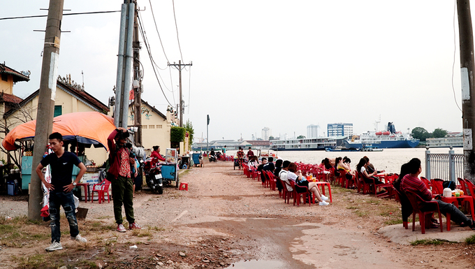 Vào buổi chiều, hàng trăm bộ bàn ghế nhựa được xếp sát mé sông để phục vụ người tới đây hóng mát. Khách chủ yếu là các bạn trẻ hoặc người nước ngoài, nhóm gia đình tụ họp để ăn uống, vui chơi.