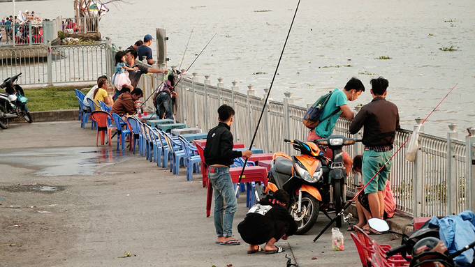 Đây cũng là nơi hẹn hò của những người thích thú vui câu cá. Anh Bình (hiện sống ở quận 2) cho biết, anh hay đến đây vào dịp cuối tuần. "Tôi bắt đầu câu cá đã hơn 2 năm. Nhiều khi cá không đớp mồi nhưng tôi cũng không thấy buồn vì ở đây rất thoải mái", anh Bình chia sẻ.