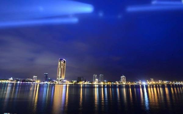 Bờ sông Hàn xem pháo hoa Đà Nẵng