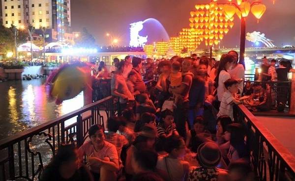 Khán giả xem pháo hoa Đà Nẵng