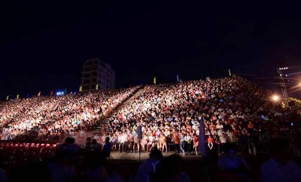 Khán đài chật kín xem pháo hoa Đà Nẵng