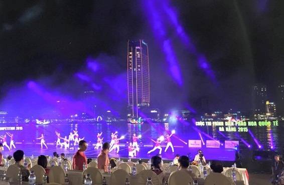  Trước đó, từ 18h, chương trình biểu diễn nghệ thuật trước các phần thi đã bắt đầu. 20h20, cuộc thi sẽ khai mạc, sau đó 15 phút là màn trình diễn của đội Nam Phi. Ảnh: Lê Hiếu - Nghĩa Phan.