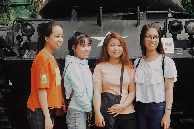 Sinh viên tìm hiểu lịch sử tại bảo tàng Chứng tích Chiến tranh