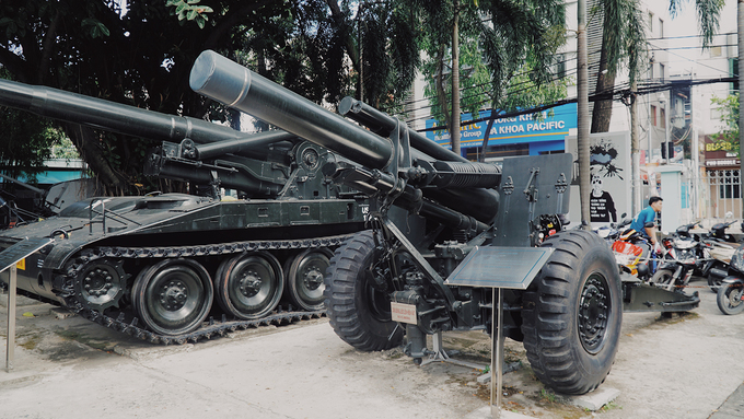 Tổng cộng có hơn 10 chiếc xe tăng được bố trí gần mặt sau của bảo tàng. Trong ảnh là pháo binh yểm trợ trực tiếp mang tên "Pháo 155 MM" nặng gần 6.000 kg, tầm bắn khoảng 14,6 km. Tháng 1/1968, quân đội Mỹ đã sử dụng 108 khẩu pháo loại này ở Việt Nam.
