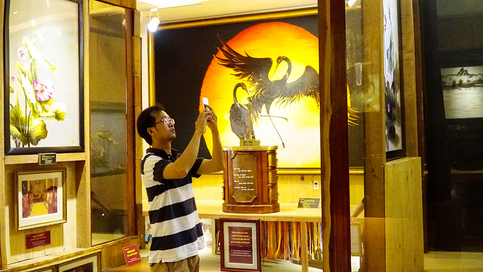 Không gian trưng bày nghệ thuật sắp đặt nghề thêu
