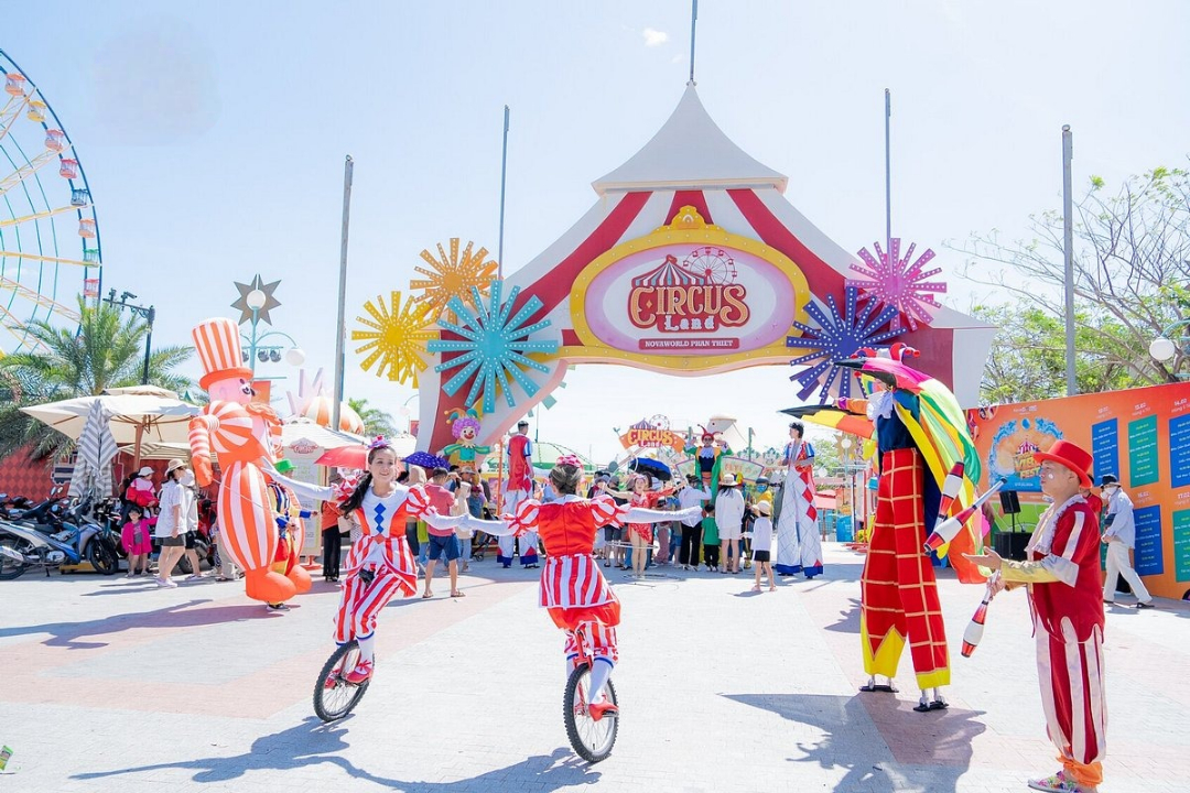 Những màn xiếc vui nhộn tại Circus Land NovaDreams Phan Thiết