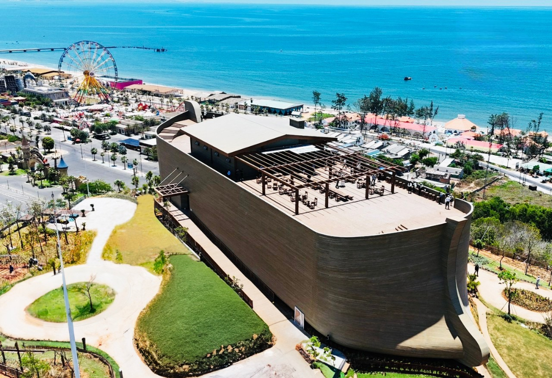 Con Tàu Kỳ Quan với quán cafe view biển tại NovaDreams Phan Thiết