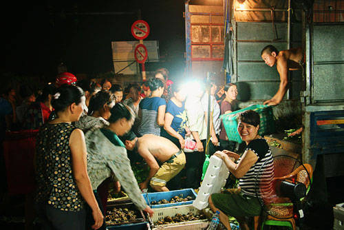 Khung cảnh mua bán hối hả lúc nửa đêm tại khu vực chợ Long Biên