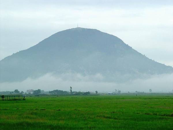 Núi Bà Đen nhìn từ xa