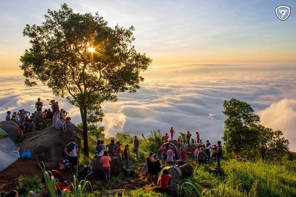Mây trời trên đỉnh núi Bà Đen