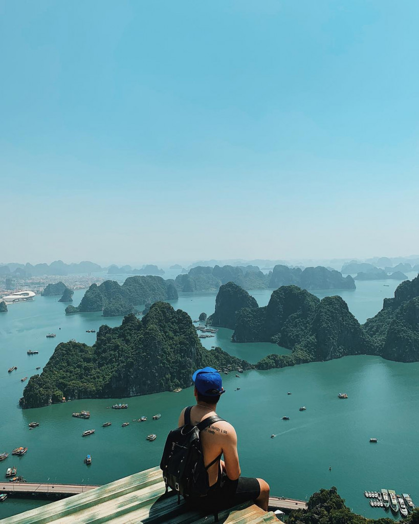 Cột cờ trên đỉnh núi Bài Thơ