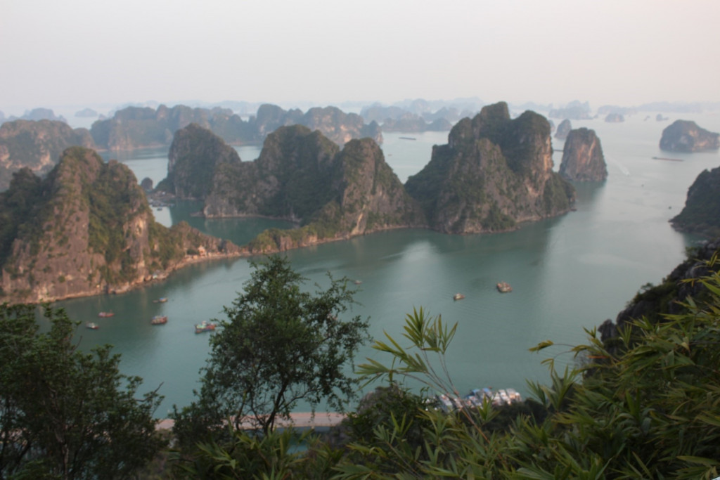 Vịnh Hạ Long nhìn từ núi Bài Thơ