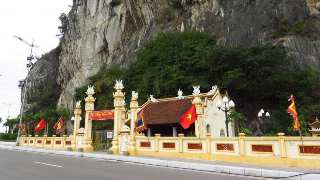 Chùa Long Tiên dưới chân núi Bài Thơ