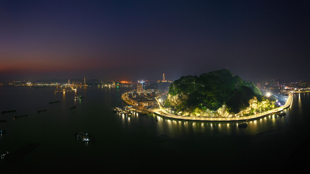 Núi Bài Thơ lung linh về đêm