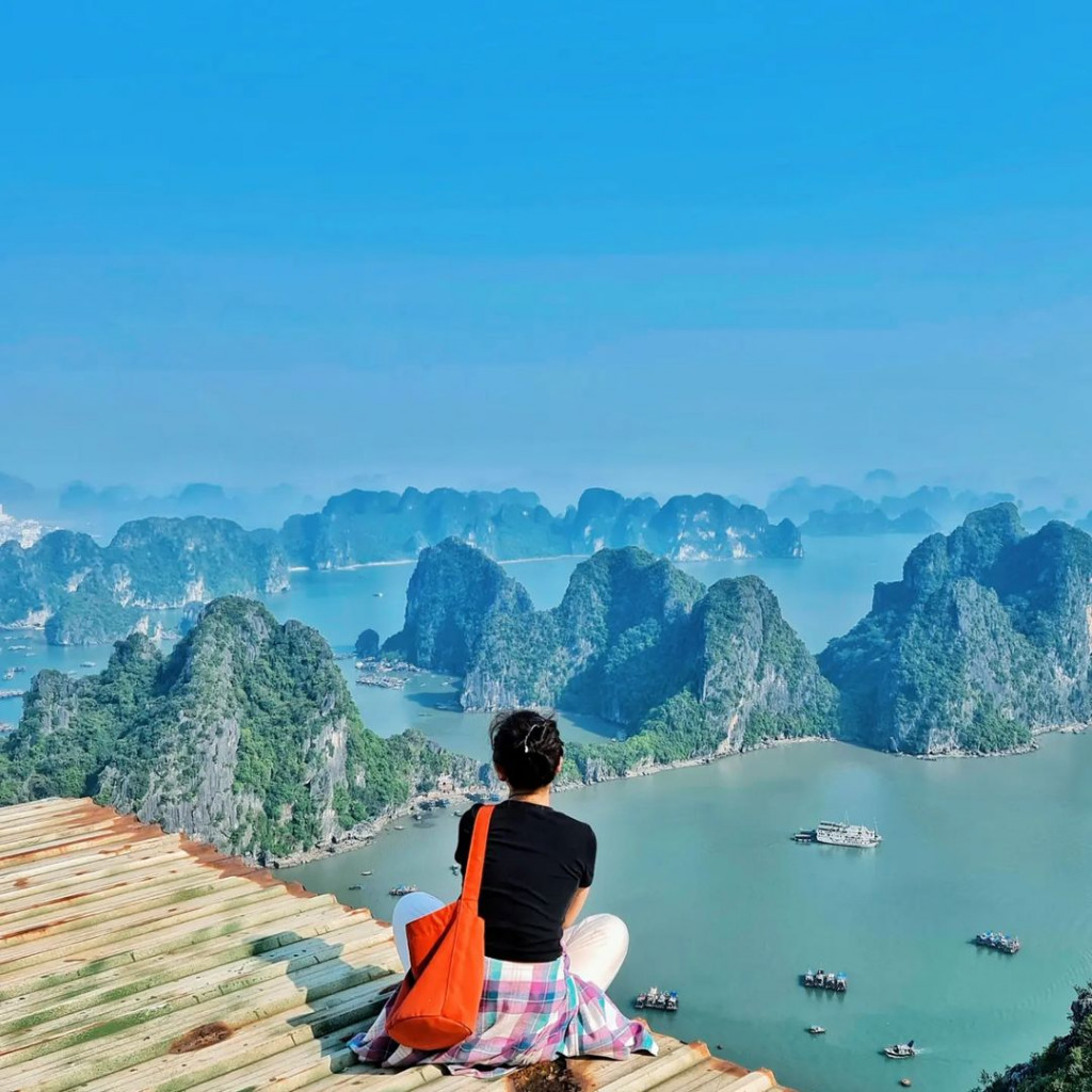 Núi Bài Thơ bên vịnh Hạ Long