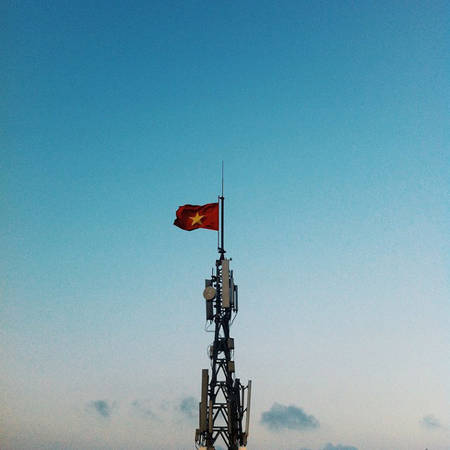 Lá cờ Tổ quốc tung bay trên đỉnh núi Bài Thơ