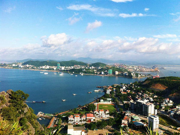 Bạn có thể ngắm nhìn toàn cảnh thành phố Hạ Long ở độ cao này. Ảnh: Thảo Nhi