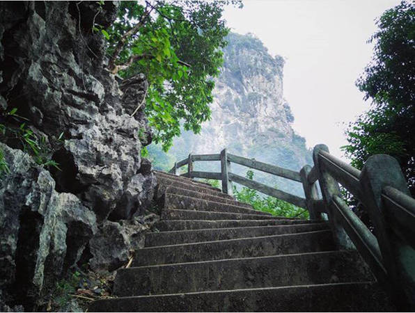 1/3 chặng đường đã được xây dựng bậc thang nên rất dễ đi và an toàn. Ảnh: IG cucgach_return