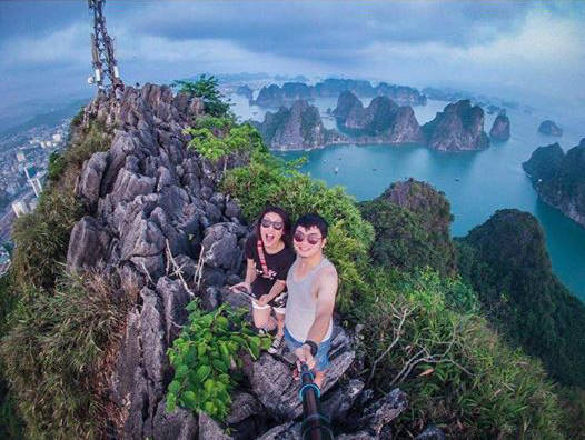 Toàn cảnh thành phố Hạ Long sẽ hiện ra trước mắt bạn khi đã chinh phục được ngọn núi này. Ảnh: florietran