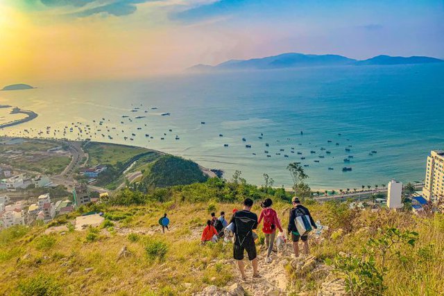 Cảnh biển nhìn từ núi Cô Tiên.