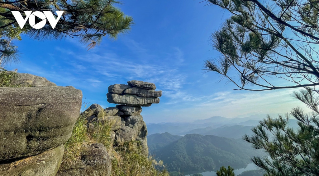 Biển mây bao phủ Núi Đá Chồng