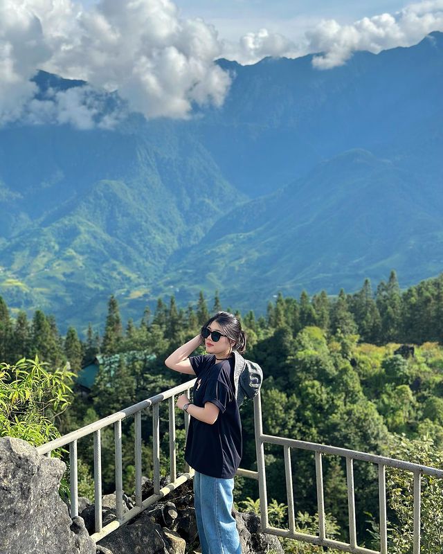 Góc check-in tại núi Hàm Rồng