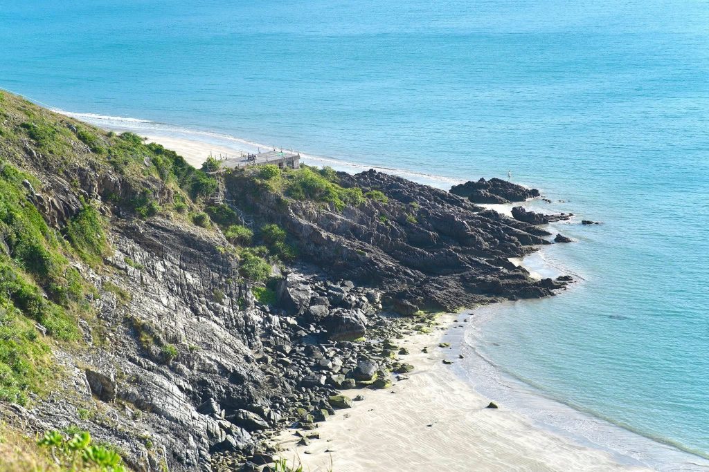 Đường mòn trekking núi Lò Vôi rợp bóng cây xanh