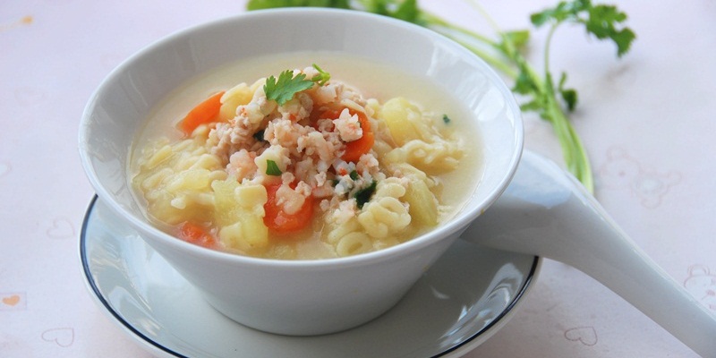 Thành phẩm nui sườn rau củ và tôm hấp dẫn
