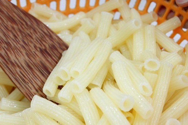 Luộc nui cho món nui sườn rau củ và tôm