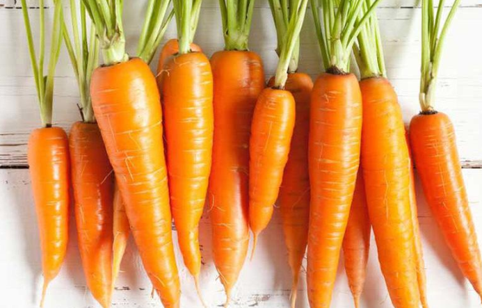 Sơ chế nguyên liệu cho món nui sườn rau củ và tôm