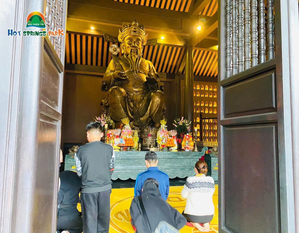 Tượng Thần Tài tại Núi Thần Tài Ebisu Đà Nẵng