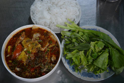 Cá ngạnh um măng chua cay đậm đà chuẩn vị Huế
