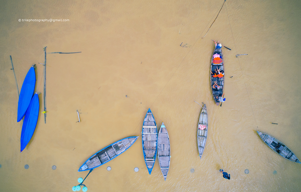 Lênh đênh trên các ghe thuyền ngắm nhìn vẻ đẹp cổ kính, mộng mơ của phố Hội mùa nước lớn quả là một trải nghiệm thú vị.