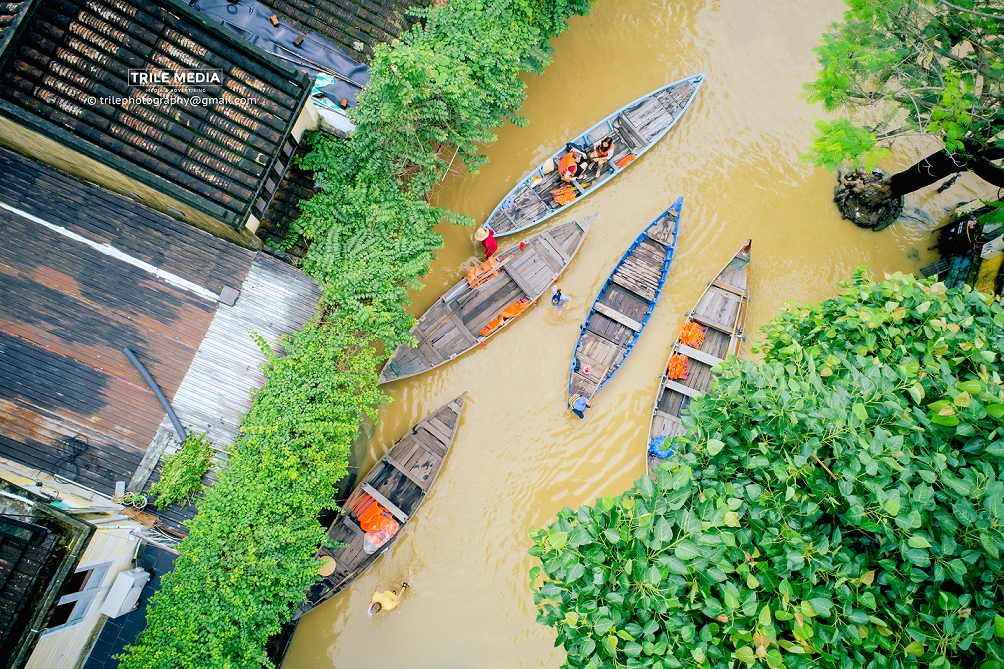 Vài năm gần đây việc nước lên làm ngập tuyến được Bạch Đằng ven sông Hoài thường xuyên xảy ra. Cũng vì thế, người dân Hội An đã quen với việc này.