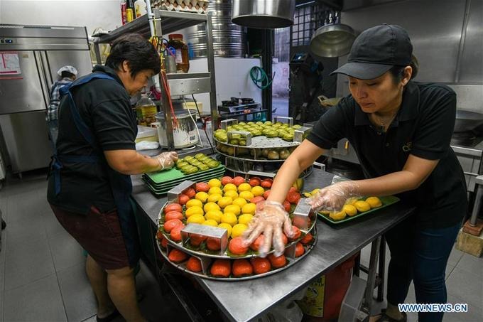 Nyonya Kuih Malaysia là loại bánh quen thuộc ở Malaysia, được những người gốc Hoa di cư đến xứ Mã Lai hàng trăm năm trước cải tiến từ loại bánh truyền thống Trung Quốc. Theo tiếng Mã, Nyonya còn được hiểu là cộng đồng Peranakan - những người Hoa sinh sống ở Đông Nam Á. Còn "kuih" là tên của loại bánh này.