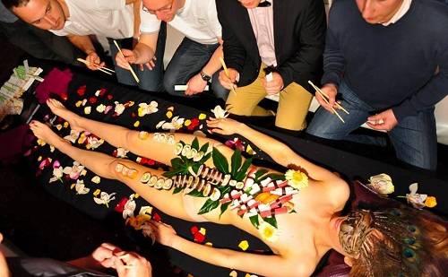 Nyotaimori – nghệ thuật sushi trên cơ thể trinh nữ