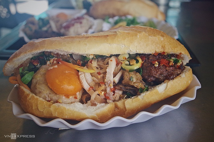 Bánh mì Sài Gòn có đa dạng loại nhân. Nhiều nơi còn 