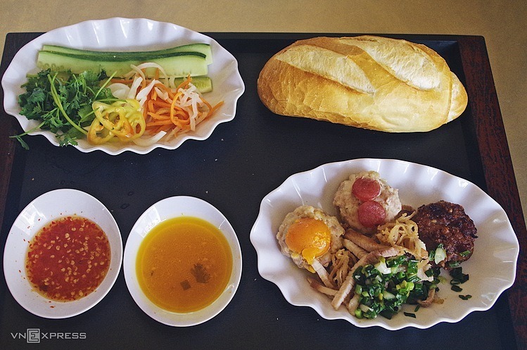 Phần ăn tại quán được phục vụ trên đĩa, để riêng các loại nhân. Thực khách dùng thìa và nĩa để ăn các nhân thịt, xé nhỏ bánh mì chấm cùng chén nước súp xíu mại, dùng kèm đồ chua và nêm chút nước mắm cay ngọt cho đậm vị. Thực khách có thể ghé mua bánh mì tại tiệm vào hai khung giờ, 6h - 10h và 12h - 19h. Tùy loại nhân, giá mỗi phần dao động 24.000 - 32.000 đồng.