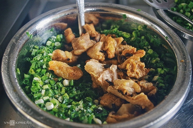 Tiệm dùng mỡ hành kèm miếng tóp mỡ béo ngậy rưới nhẹ lên nhân bánh để chất thịt mềm thơm hơn và không bị khô.