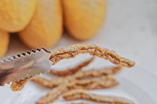 Miếng chả cá thuôn dài chiên nóng hổi ở Vũng Tàu