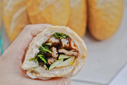 Ổ bánh mì chả cá Vũng Tàu giòn rụm kẹp đầy thanh chả