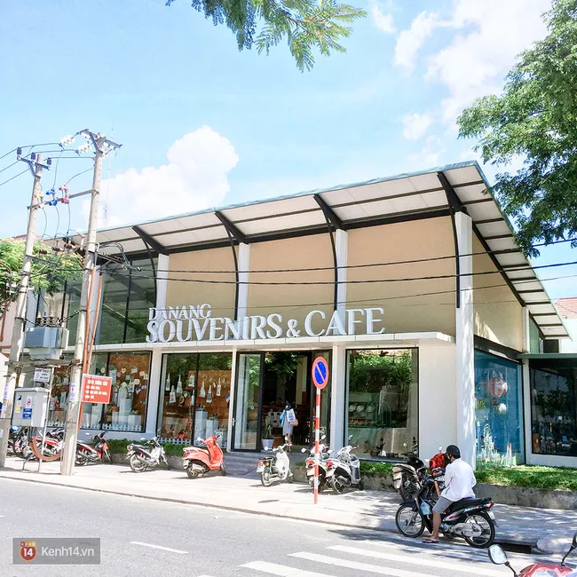 Quán cafe đẹp Đà Nẵng Danang Souvenirs nổi bật trên góc phố