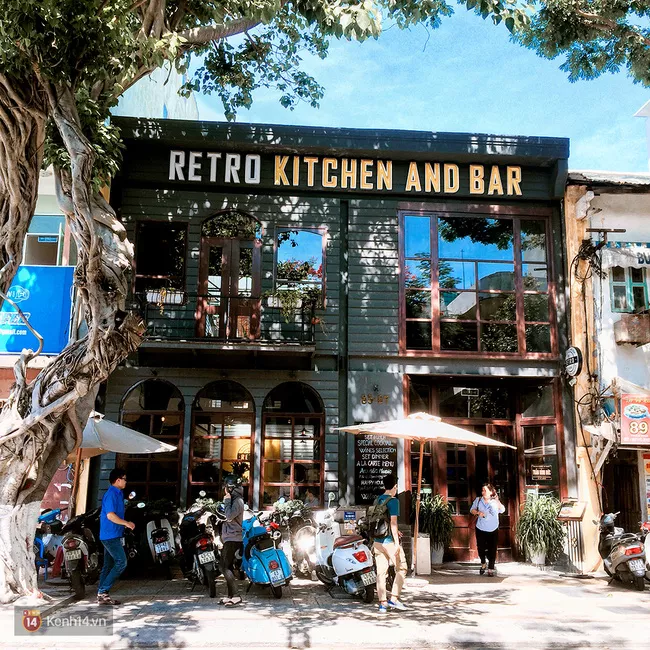 Không gian bên ngoài quán cafe đẹp Đà Nẵng Retro Kitchen and Bar