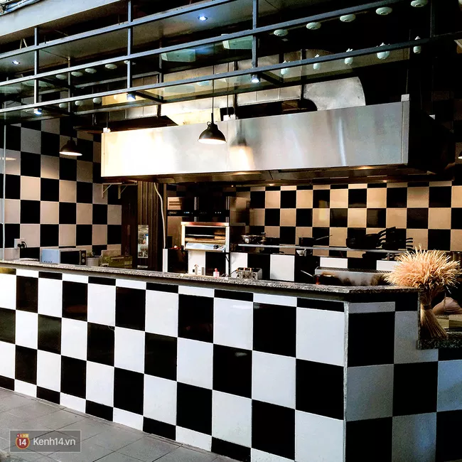 Khu vực bếp mở quán cafe đẹp Đà Nẵng Retro Kitchen and Bar
