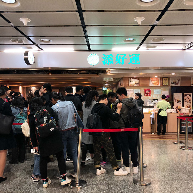 Xếp hàng đợi bàn đã trở thành đặc sản tại Tim Ho Wan - @imangelguo