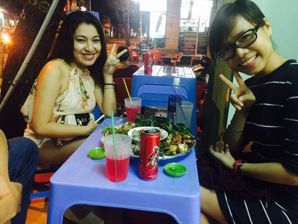 Thực khách gọi ốc mâm Vũng Tàu tại quán My My