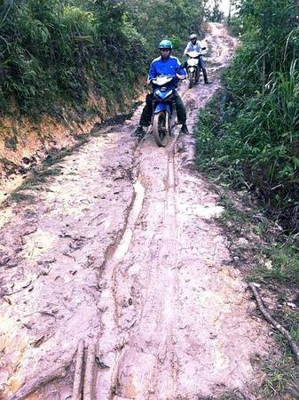 Vật lộn với bùn lầy khi đi phượt offroad miền Bắc cực kỳ gian nan